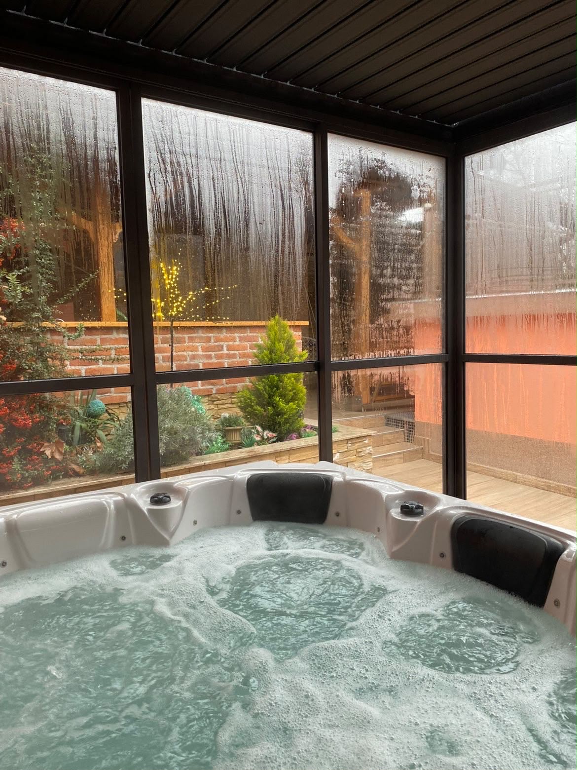 Jacuzzi i kišni pogled